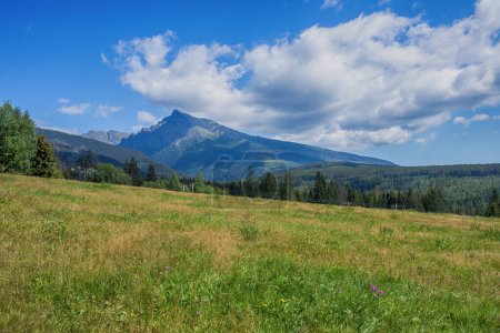 Foto de Vista del famoso pico Krivan en High Tatras, Eslovaco. Símbolo nacional. Foto de alta calidad - Imagen libre de derechos