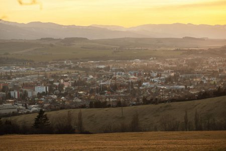 Foto de Puesta de sol en la pintoresca campiña eslovaca montañosa cerca de la pequeña ciudad de Myjava en Eslovaquia. Foto de alta calidad - Imagen libre de derechos