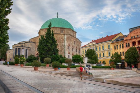 Foto de Vista de la mezquita en Pecs, Hungría. Foto de alta calidad - Imagen libre de derechos
