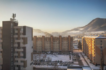 Téléchargez les photos : Vue d'une ville en saison hivernale.Montagnes en arrière-plan. Photo de haute qualité - en image libre de droit