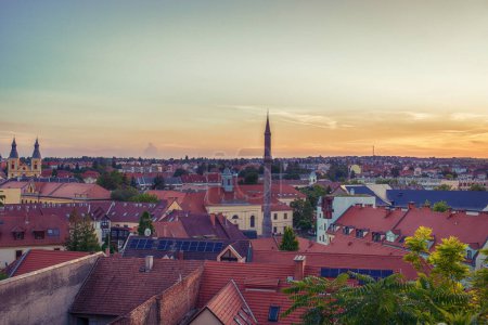 Blick auf die Stadt Eger, Ungarn bei Sonnenuntergang. Hochwertiges Foto