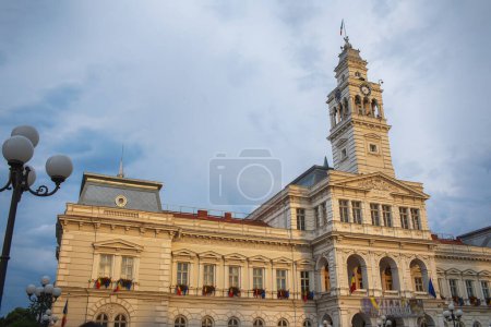 El Palacio Administrativo en la ciudad de Arad, Rumania.Temporada de verano. Foto de alta calidad