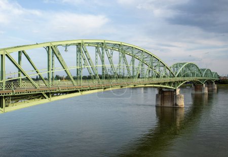 Téléchargez les photos : Pont entre la Slovaquie et la Hongrie à Komarno. Photo de haute qualité - en image libre de droit