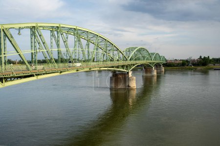 Puente entre Eslovaquia y Hungría en Komarno. Foto de alta calidad