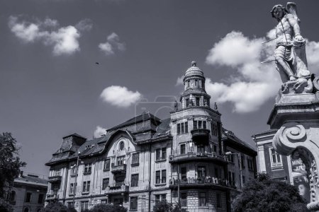 Historisches Gebäude in der Stadt Arad, Rumänien. Detail der Fassade. Hochwertiges Foto. Hochwertiges Foto