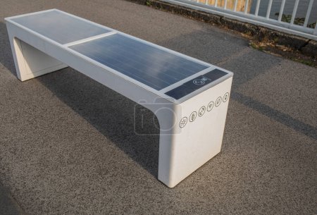 City Solar Smart Bench in der Stadt Komarno, Slowakei. Hochwertiges Foto