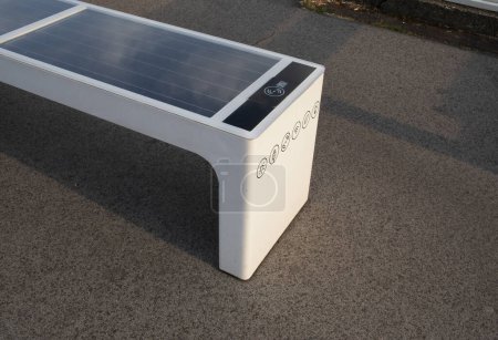 City Solar Smart Bench in der Stadt Komarno, Slowakei. Hochwertiges Foto