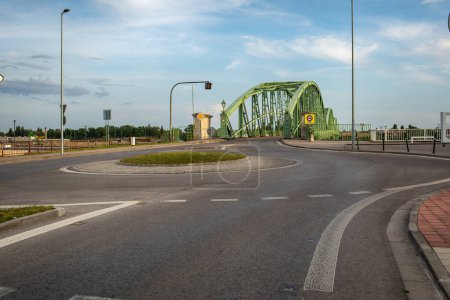 Puente entre Eslovaquia y Hungría en Komarno. Foto de alta calidad