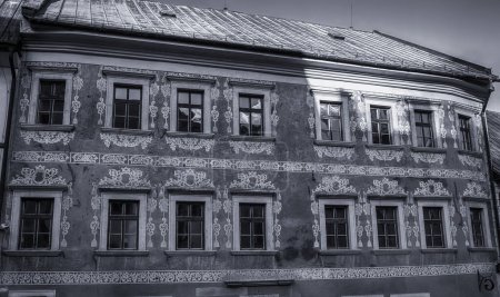 Sgraffito-Wanddekor an der Fassade eines historischen Gebäudes. Banska Stiavnica, Slowakei. Hochwertiges Foto. Hochwertiges Foto