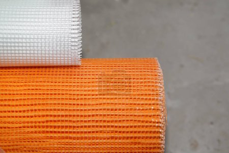 Foto de Paño de malla de primer plano. Malla resistente a álcalis de fibra de vidrio blanco y naranja - Imagen libre de derechos