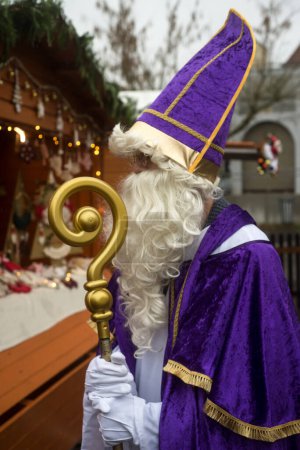 Téléchargez les photos : Pfastatt - France - 2 décembre 2022 - portrait d'un homme portant un costume de Saint Nicolas défilant dans la rue - en image libre de droit