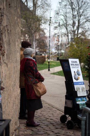 Téléchargez les photos : Colmar - France - 9 décembre 2022 - portrait de témoins de Jéhovah debout dans la rue - en image libre de droit