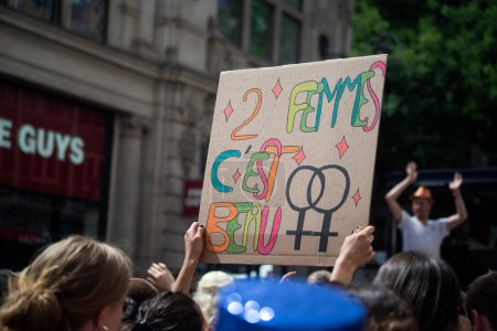 Téléchargez les photos : Strasbourg - France - 2 juillet 2022 - Les femmes protestent pour l'avortement gratuit avec des pancartes en français : deux femmes c'est beau, traduction en anglais, deux femmes c'est beau - en image libre de droit