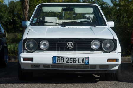 Téléchargez les photos : Mulhouse - France - 11 september 2022 - Closeup of white Volkswagen Golf Type 1 convertible parked in the street - en image libre de droit