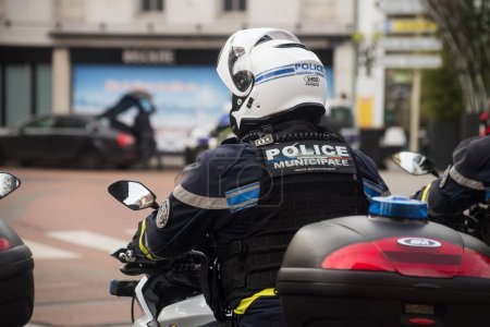 Téléchargez les photos : Mulhouse - France - 16 February 2023 - portrait on back view of french municipal policeman on motorbike waiting in the street - en image libre de droit