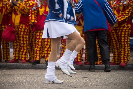 Téléchargez les photos : Neuenburg - Allemagne - 19 février 2023 - Gros plan des jambes des filles avec costume sexy de pom-pom girl défilant dans la rue - en image libre de droit