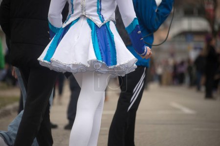 Téléchargez les photos : Gros plan de jambes de filles avec costume sexy de pom-pom girl marchant dans la rue - en image libre de droit