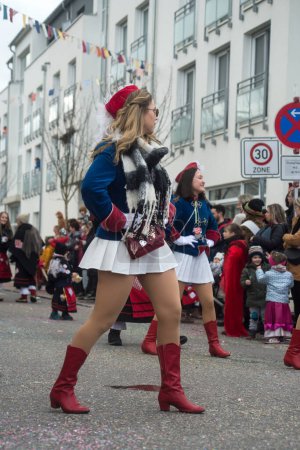 Téléchargez les photos : Neuenburg - Allemagne - 19 février 2023 - Portrait de filles avec costume sexy de pom-pom girl défilant dans la rue - en image libre de droit