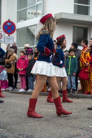 Téléchargez les photos : Neuenburg - Allemagne - 19 février 2023 - Portrait de filles avec costume sexy de pom-pom girl défilant dans la rue - en image libre de droit