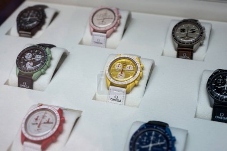 Téléchargez les photos : Strasbourg - France - 2 avril 2023 - Gros plan sur les montres Omega dans une bijouterie - en image libre de droit