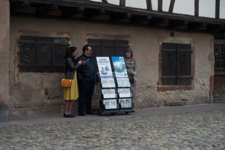 Téléchargez les photos : Strasbourg - France - 7 mai 2023 - Portrait de témoins de Jéhovah debout dans la rue - en image libre de droit