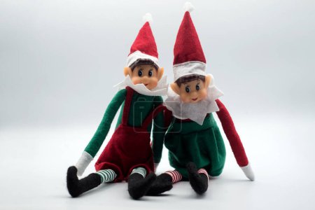 Téléchargez les photos : Gros plan de deux elfes sur l'étagère assis sur fond blanc - en image libre de droit