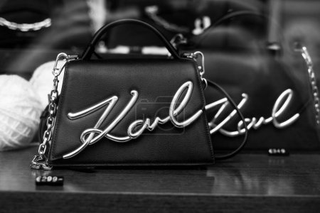 Téléchargez les photos : Mulhouse - France - 24 décembre 2023 - Gros plan du sac à main Karl Lagerfeld noir dans un magasin de mode de luxe - en image libre de droit