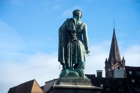 Téléchargez les photos : Vue de la statue de bronze du général Kleber sur la place principale de Strasbourg - France - en image libre de droit