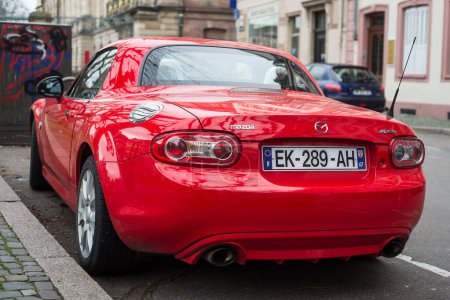 Téléchargez les photos : Strasbourg France - 3 février 2024 - Vue arrière du Mazda MX5 rouge vintage garé dans la rue - en image libre de droit