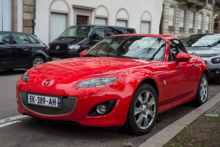 Téléchargez les photos : Strasbourg France - 3 février 2024 - Vue de face du Mazda MX5 rouge vintage garé dans la rue - en image libre de droit