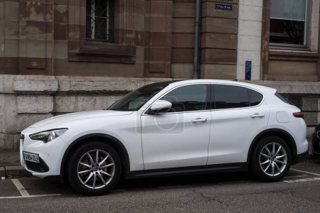 Téléchargez les photos : Mulhouse - France - 18 février 2024 - Vue du profil du SUV blanc alfa romeo stationné dans la rue - en image libre de droit
