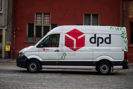 Téléchargez les photos : Bâle - Suisse - 21 février 2024 - Vue du profil du camion électrique de livraison DPD stationné dans la rue - en image libre de droit