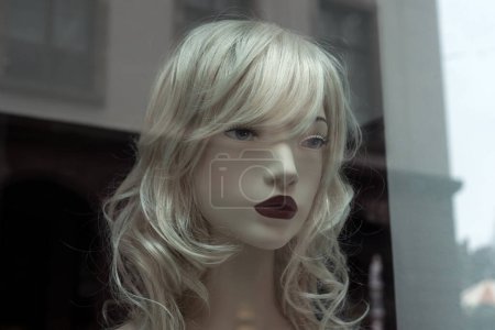Téléchargez les photos : Portrait sur mannequin blond dans une boutique de mode - en image libre de droit