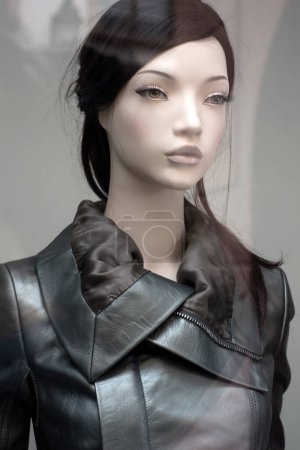 Téléchargez les photos : Portrait de mannequin brunette dans un showroom de magasin de mode - en image libre de droit