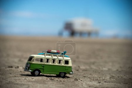 Téléchargez les photos : Gruissan - France - 27 avril 2024 - Gros plan sur la plage de volkswagen miniature - Concept de voyage - en image libre de droit