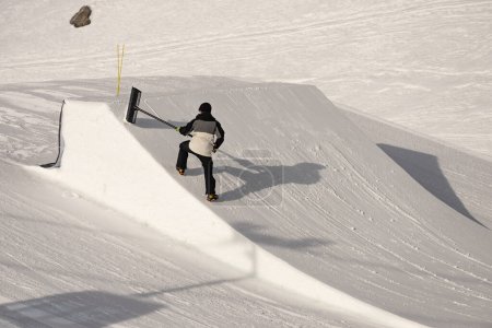 Téléchargez les photos : Shaper en snowpark Madonna di Campiglio et ursus snowpark en Val Rendena dolomites Trentin Italie en hiver - en image libre de droit