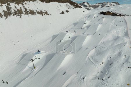 Foto de Vista aérea de aviones no tripulados de Madonna di Campiglio y ursus snowpark en Val Rendena dolomites Trentino Italia en invierno - Imagen libre de derechos