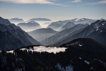 Foto de Pinzolo en invierno día soleado. Val Rendena dolomitas Alpes italianos, Trentino Italia. - Imagen libre de derechos