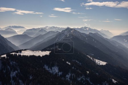 Foto de Pinzolo en invierno día soleado. Val Rendena dolomitas Alpes italianos, Trentino Italia. - Imagen libre de derechos
