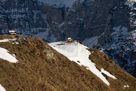 Téléchargez les photos : Pinzolo en hiver journée ensoleillée. Val Rendena dolomites Alpes italiennes, Trentin Italie. - en image libre de droit