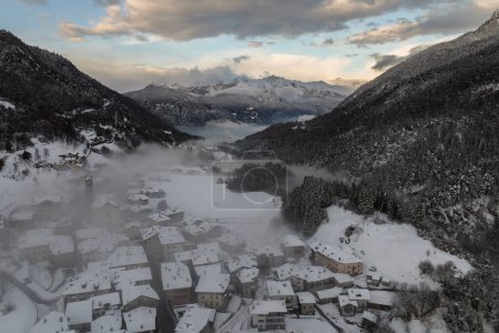 Téléchargez les photos : Ville de montagne italienne Berguzzo dans les Alpes. Parc Adamello Brenta dans les Dolomites Alpes itliennes dans le Trentin. - en image libre de droit