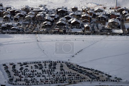 Foto de Panorama Ciudad de Livigno en invierno. Livigno landskapes en Lombardía, Italia, situado en los Alpes italianos, cerca de la frontera con Suiza - Imagen libre de derechos