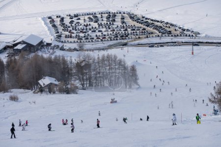 Foto de Gente haciendo snowboard por la ladera. Ciudad de Livigno en invierno. Livigno landskapes en Lombardía, Italia, situado en los Alpes italianos, cerca de la frontera con Suiza - Imagen libre de derechos