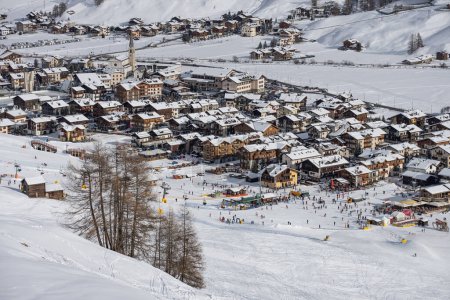 Foto de Panorama Ciudad de Livigno en invierno. Livigno landskapes en Lombardía, Italia, situado en los Alpes italianos, cerca de la frontera con Suiza - Imagen libre de derechos