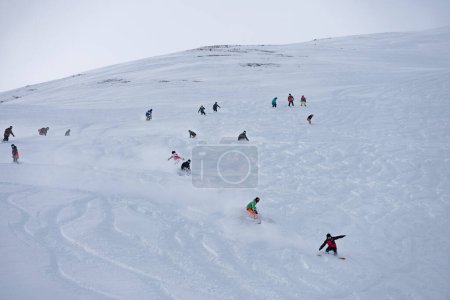Foto de Freeride grupo en polvo, snowboard en alpes resort en invierno. Snowboard freeride i deeep nieve en polvo. Freeride invierno en Livigno, Ital - Imagen libre de derechos