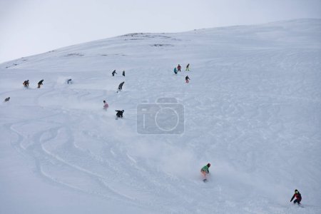 Foto de Freeride grupo en polvo, snowboard en alpes resort en invierno. Snowboard freeride i deeep nieve en polvo. Freeride invierno en Livigno, Ital - Imagen libre de derechos