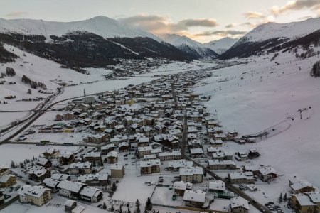 Foto de Ciudad de Livigno en invierno. Livigno landskapes en Lombardía, Italia, situado en los Alpes italianos, cerca de la frontera con Suiza - Imagen libre de derechos