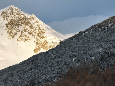 Foto de Ciudad de Livigno en invierno. Livigno landskapes en Lombardía, Italia, situado en los Alpes italianos, cerca de la frontera con Suiza - Imagen libre de derechos