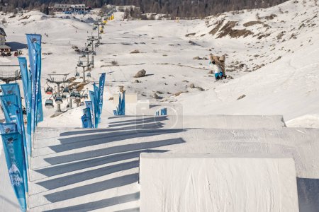 Téléchargez les photos : 04.02.2022: Snowboard  freestyle big air contest in Madonna di campiglio Snowboard tricks, on kicker. Val Rendena dolomites Italy - en image libre de droit