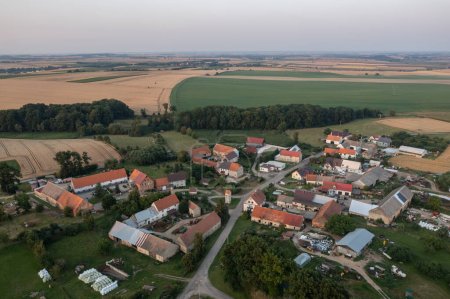 Foto de Aldea desde vista aérea de drones. Hermoso pueblo con casas y campos en Nysa. Tierras agrícolas polacas. - Imagen libre de derechos